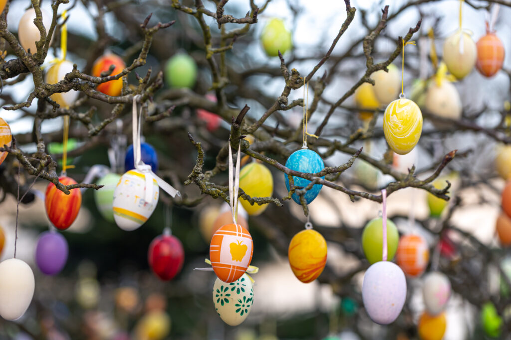 Wielkanocne drzewko w Niemczech. Drzewko ozdobione jajkami
